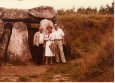 En los dolmenes de Egilaz. Klaus Niebel, Maiteder Bareño, Jose Antonio Arana